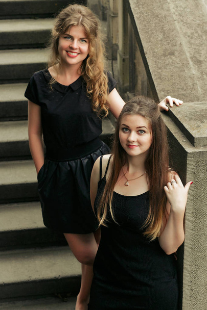 dvě dívky v černých šatech - Fotografie, Obrázek