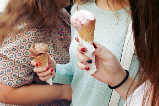 csokoládé és rózsaszín fagylaltok kezében - Fotó, kép