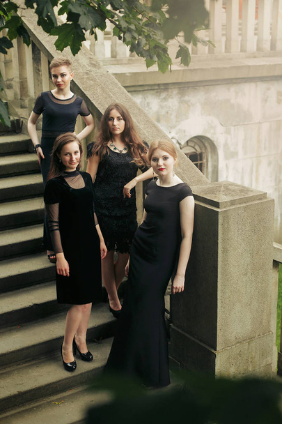Meninas em vestidos pretos
 - Foto, Imagem