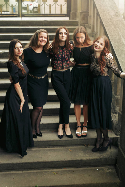 Meninas em vestidos pretos
 - Foto, Imagem