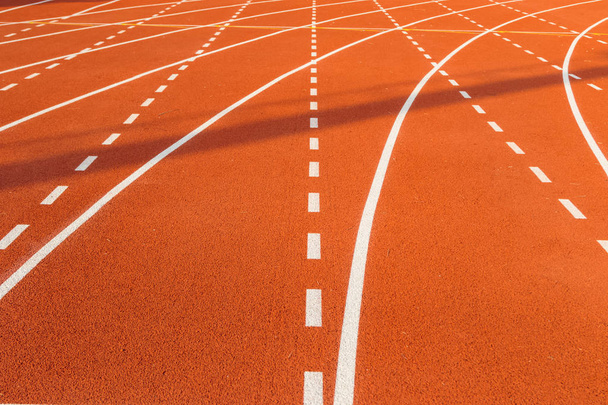 Беговая дорожка, Резиновые гранулы красный фон, Для наружных упражнений
 - Фото, изображение
