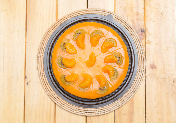 Апельсиновый торт на деревянной тарелке
  - Фото, изображение