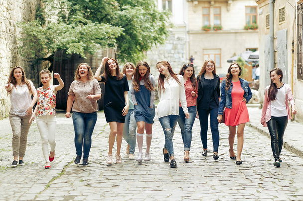 meisjes met plezier wandelen op straat - Foto, afbeelding