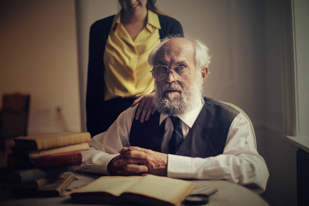 Old man at table - Valokuva, kuva
