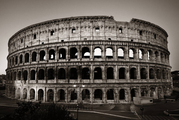 Coliseo en Roma por la noche
   - Foto, imagen