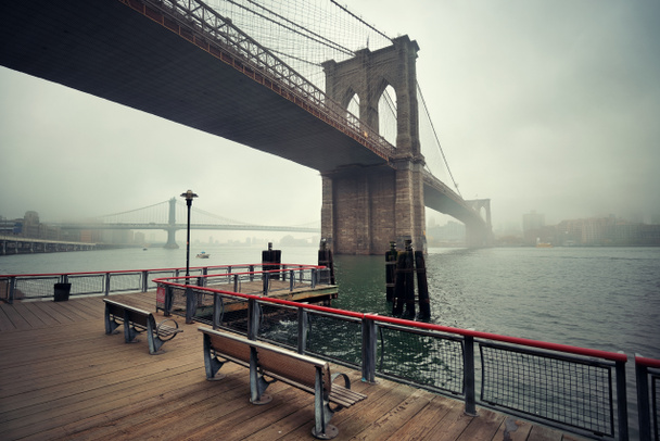 霧の日のブルックリン橋  - 写真・画像