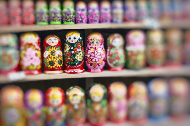 Coloridas muñecas rusas anidando matreshka en el mercado. Matriosh
 - Foto, Imagen