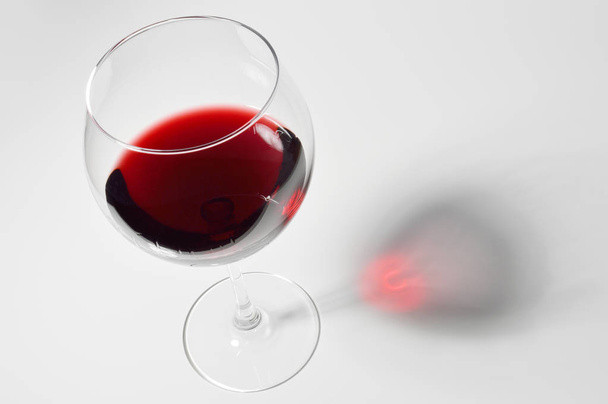 bicchiere da vino con vino rosso. - Foto, immagini