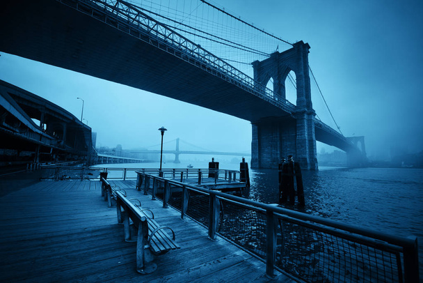 Puente de Brooklyn en día de niebla
  - Foto, Imagen