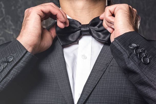 Man wearing bow tie - Foto, Imagen