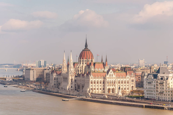 Hungarian Parliament Building on the bank of the Danube in Budapest - Foto, Imagen