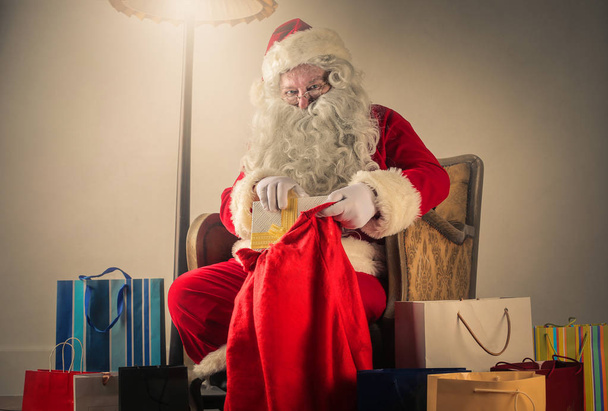 Santa packing gifts - Fotoğraf, Görsel