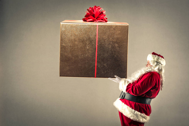 Santa with huge present - Φωτογραφία, εικόνα