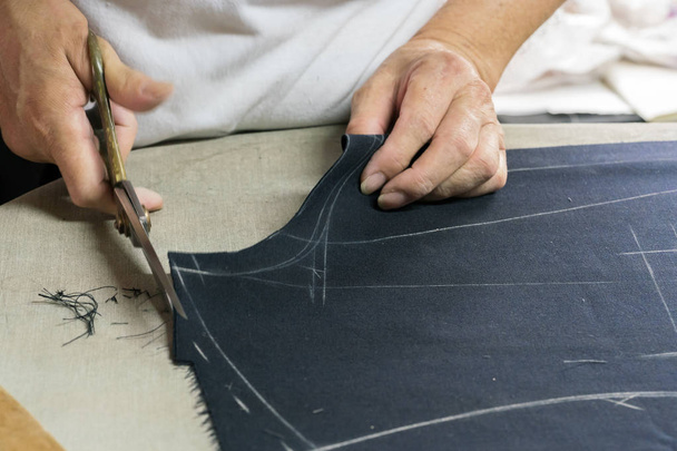 tailoring, patterning by hand - Foto, Bild