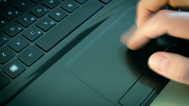 Közelkép férfi kézi használ a Laptop Touchpad  - Felvétel, videó