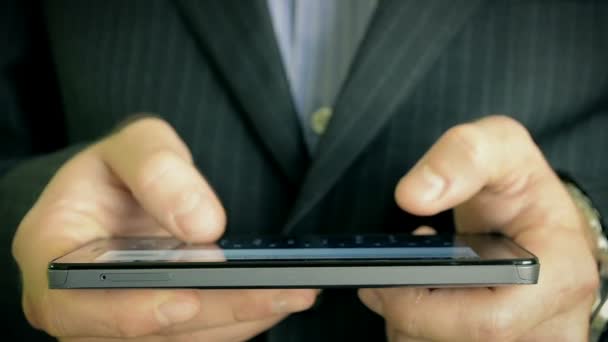 Крупним планом бізнесмен набирає повідомлення на смартфон
  - Кадри, відео