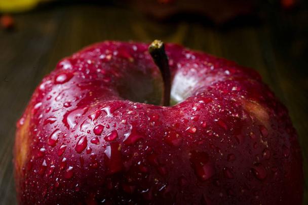 濡れた赤い美味しいリンゴのクローズ アップ、新鮮なジューシーな赤いりんご、クローズ アップ、マクロ、赤いリンゴ、果物概念への水滴 - 写真・画像