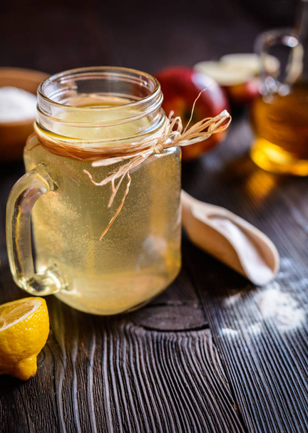 Elma sirkesi, limon ve kabartma soda içmek - Fotoğraf, Görsel