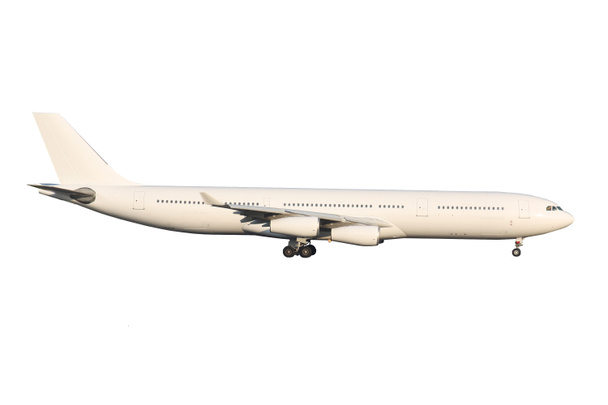 Огромный самолет с четырьмя двигателями изолированы на белом фоне
 - Фото, изображение