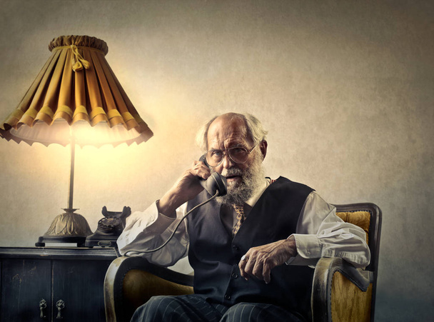 Old man and phone - Valokuva, kuva