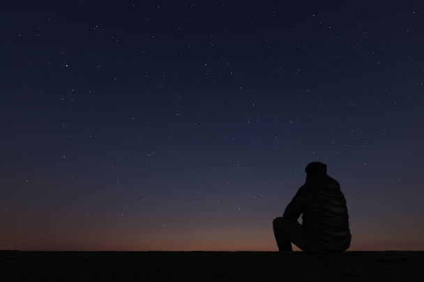 hombre mirando las estrellas
 - Foto, Imagen