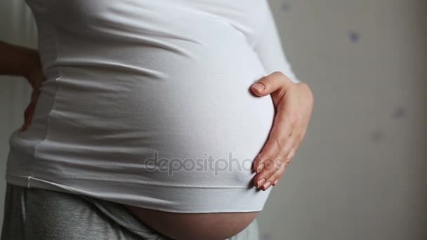 Pregnant woman stroking her belly - Filmagem, Vídeo