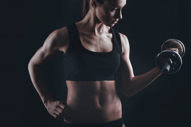  Mujer fuerte en forma haciendo ejercicio con pesas
 - Foto, imagen
