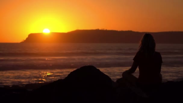 Film z praktykowania jogi na zachód słońca w prawdziwym zwolnionym tempie - Materiał filmowy, wideo