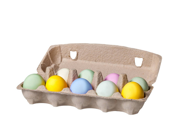 Uova di Pasqua colorate in un vassoio di cartone su sfondo di legno
 - Foto, immagini
