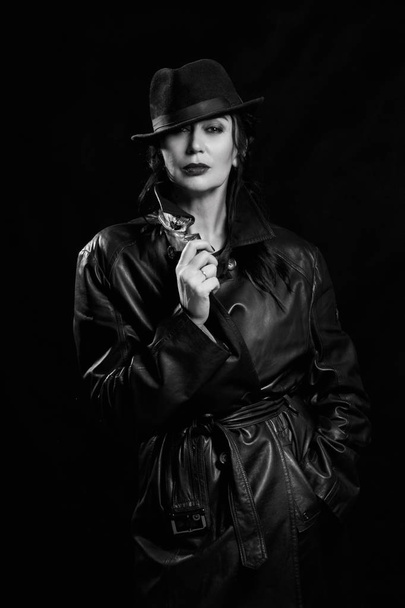 Κομψά μοντέρνα γυναίκα που φοράει μαύρο παλτό και καπέλο  - Φωτογραφία, εικόνα