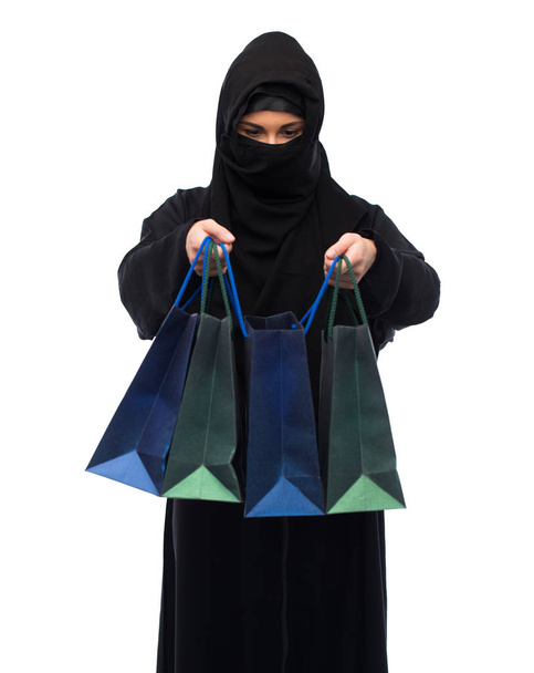 muslim woman in hijab with shopping bags - Фото, зображення