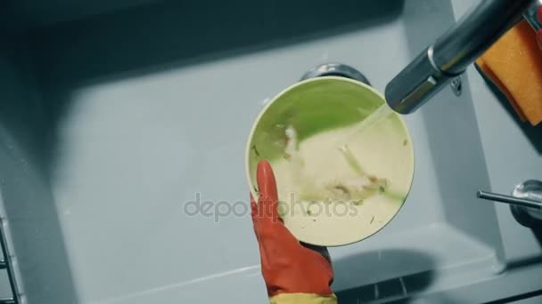 手が食品廃棄物で汚れた皿を洗う - 映像、動画