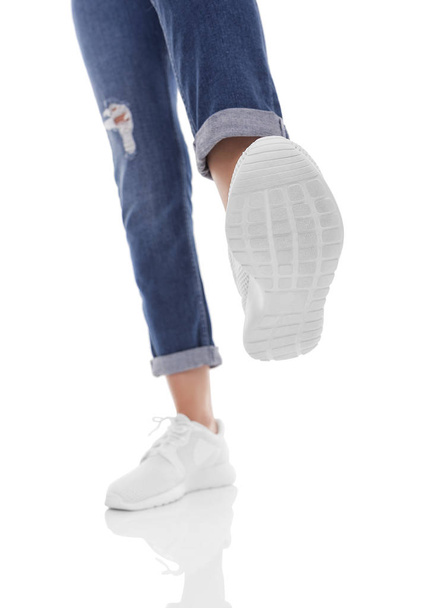 Female feet in sneakers want something to trample. - Valokuva, kuva