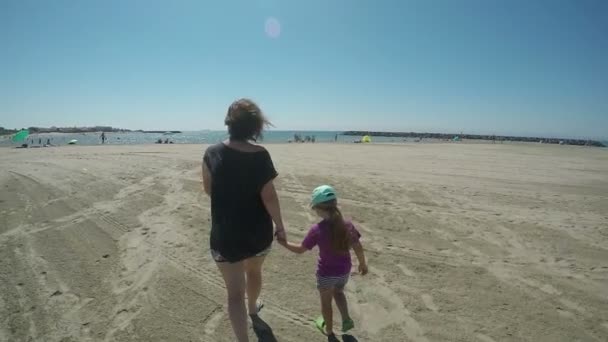 Mother and daughter walking to the sea - Záběry, video