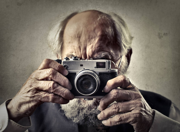 ένας ηλικιωμένος άνδρας με μια φωτογραφική μηχανή - Φωτογραφία, εικόνα