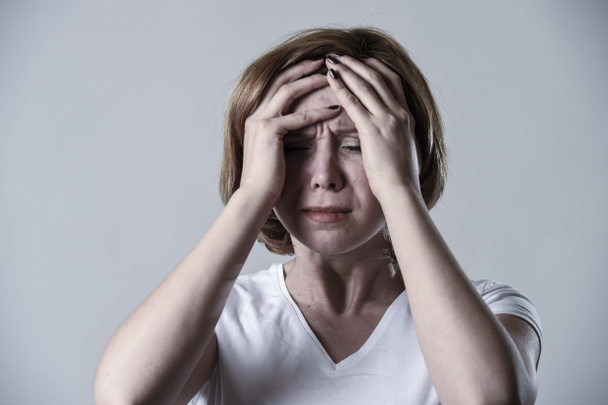 mulher deprimida devastada chorando triste sentindo dor sofrendo depressão na emoção tristeza
 - Foto, Imagem