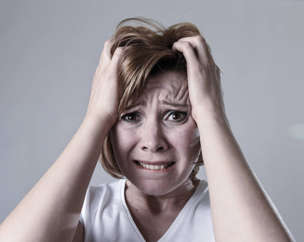zdewastowany kobieta przygnębiony płacz smutny czuje ból cierpienie depresja w emocja smutku - Zdjęcie, obraz