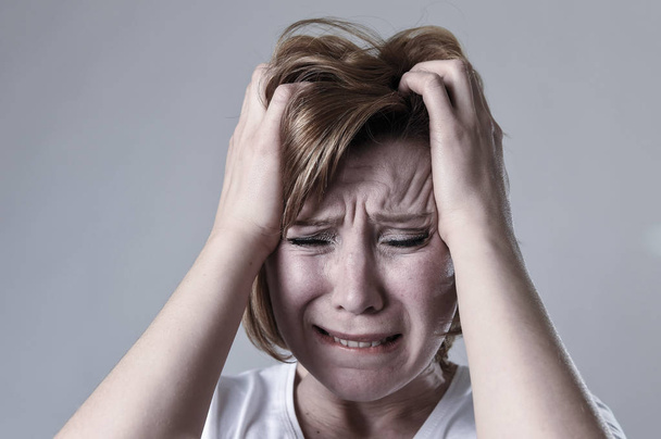 masentunut masentunut nainen itkee surullinen tunne satuttaa kärsimystä masennus suru tunne
 - Valokuva, kuva