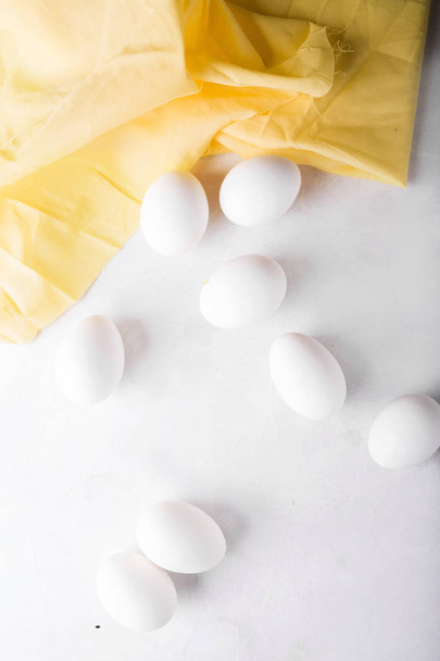 Gekookt ei op een witte achtergrond. Eieren. Ontbijt. Pasen foto concept. Copyspace - Foto, afbeelding