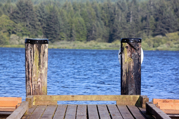 Muelle de madera en un lago azul
 - Foto, Imagen