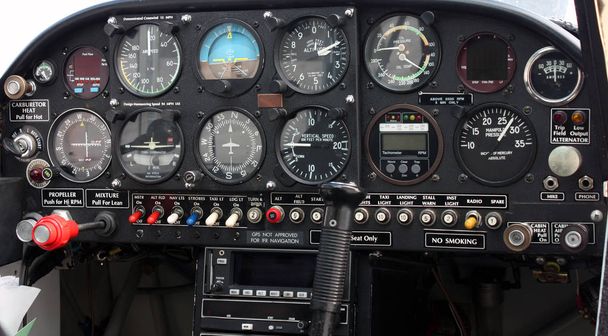 Primer plano del panel de instrumentos de cabina de aviones monomotor
 - Foto, imagen