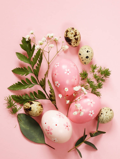 festive Easter spring composition with flowers and eggs - Φωτογραφία, εικόνα