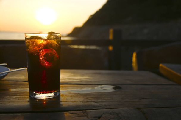 Stok fotoğraf taze soğuk yumuşak içecekler (yumuşak odak arkasından güneş ışığı ile) - Fotoğraf, Görsel