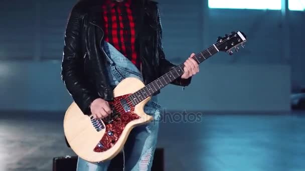 エレク トリック ギターを演奏女性 - 映像、動画
