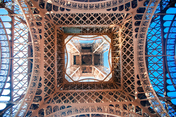 Под Эйфелевой башней в Париже, Франция
 - Фото, изображение