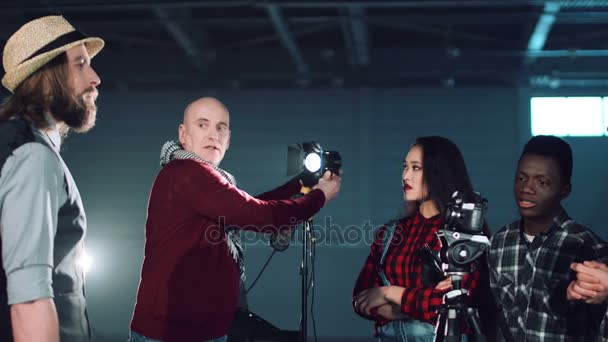 Director enseñando el ajuste de luz
 - Imágenes, Vídeo