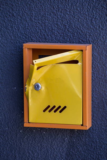 Caixa de correio amarela danificada
 - Foto, Imagem