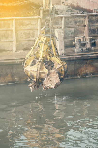 Excavadora en barcaza con agarre de piedra rotador hidráulico 2
 - Foto, Imagen