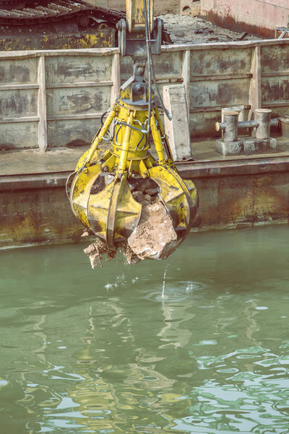 Εκσκαφέας σε φορτηγίδα με υδραυλική rotator πέτρα αρπάξει 4 - Φωτογραφία, εικόνα