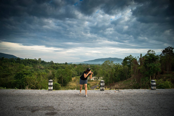 Γυναίκα με ψηφιακή φωτογραφική μηχανή γυρίσματα φωτογραφίες για τα ταξίδια στο λόφο - Φωτογραφία, εικόνα